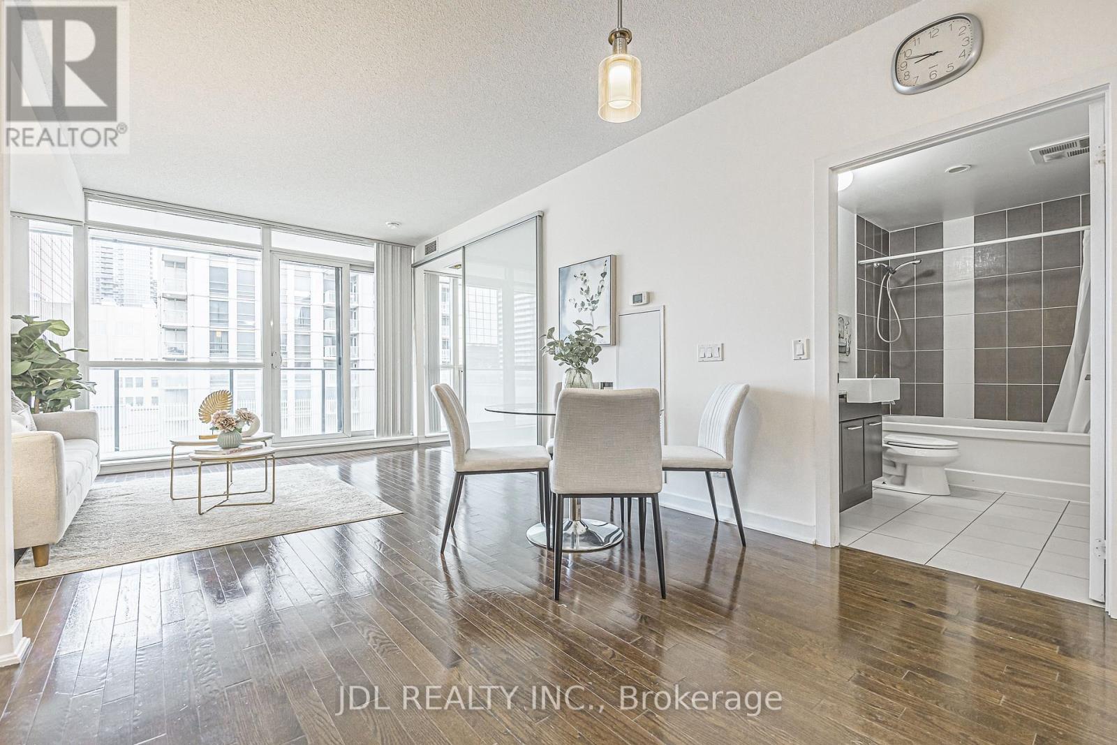 1105 - 770 Bay Street, Toronto, Ontario  M5G 0A6 - Photo 10 - C13745114