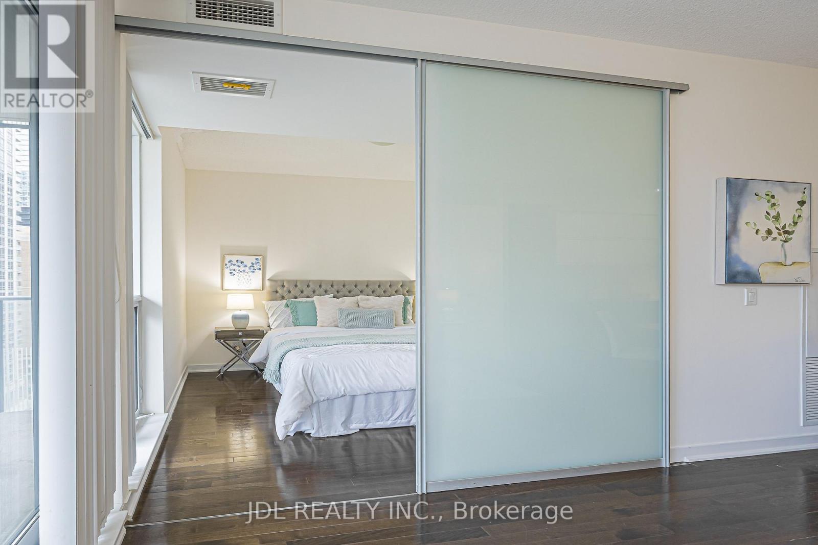 1105 - 770 Bay Street, Toronto, Ontario  M5G 0A6 - Photo 19 - C13745114