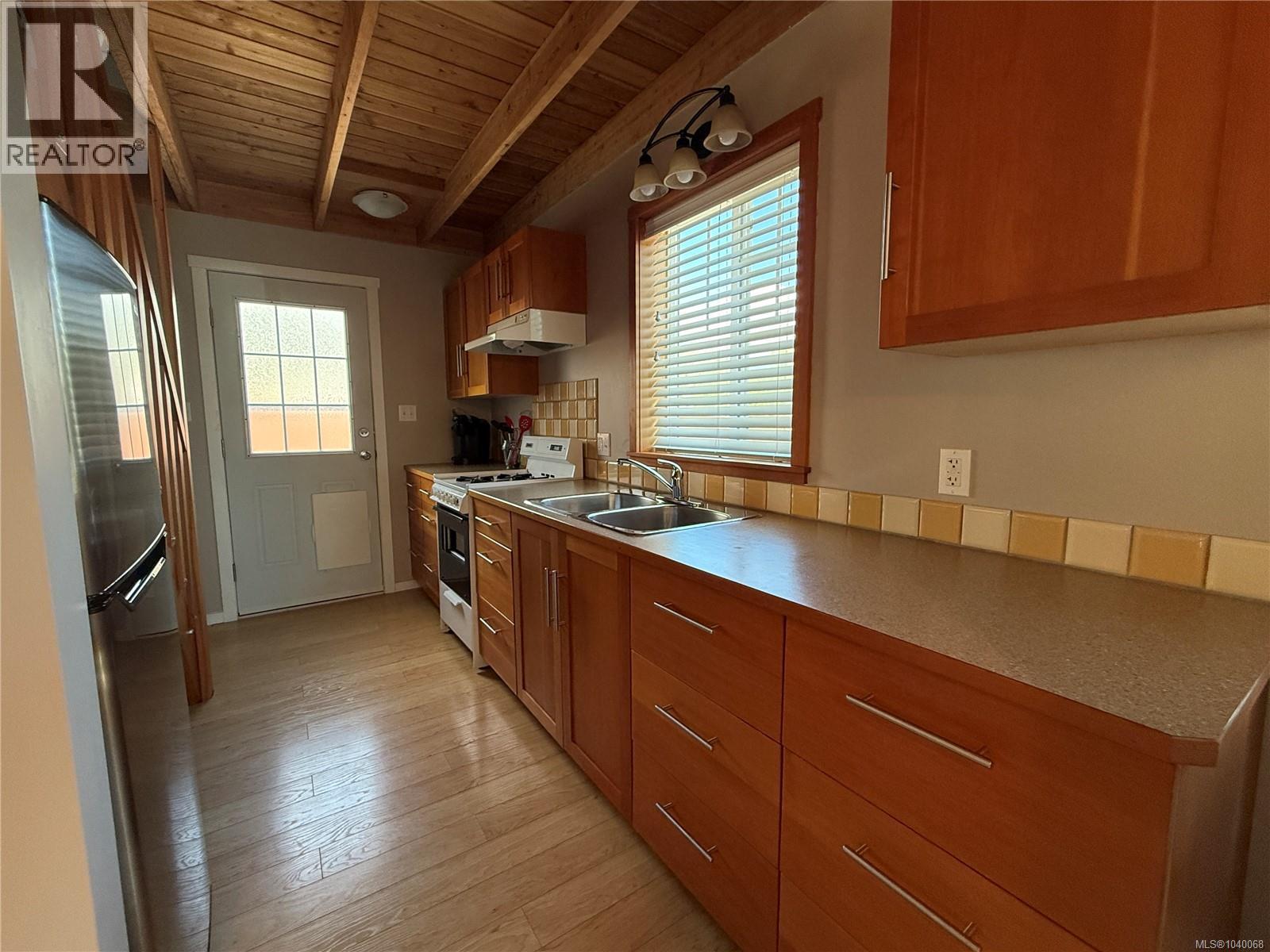 1129 Fifth Ave, Ucluelet, British Columbia V0R 3A0 - Photo 5 - 1040068