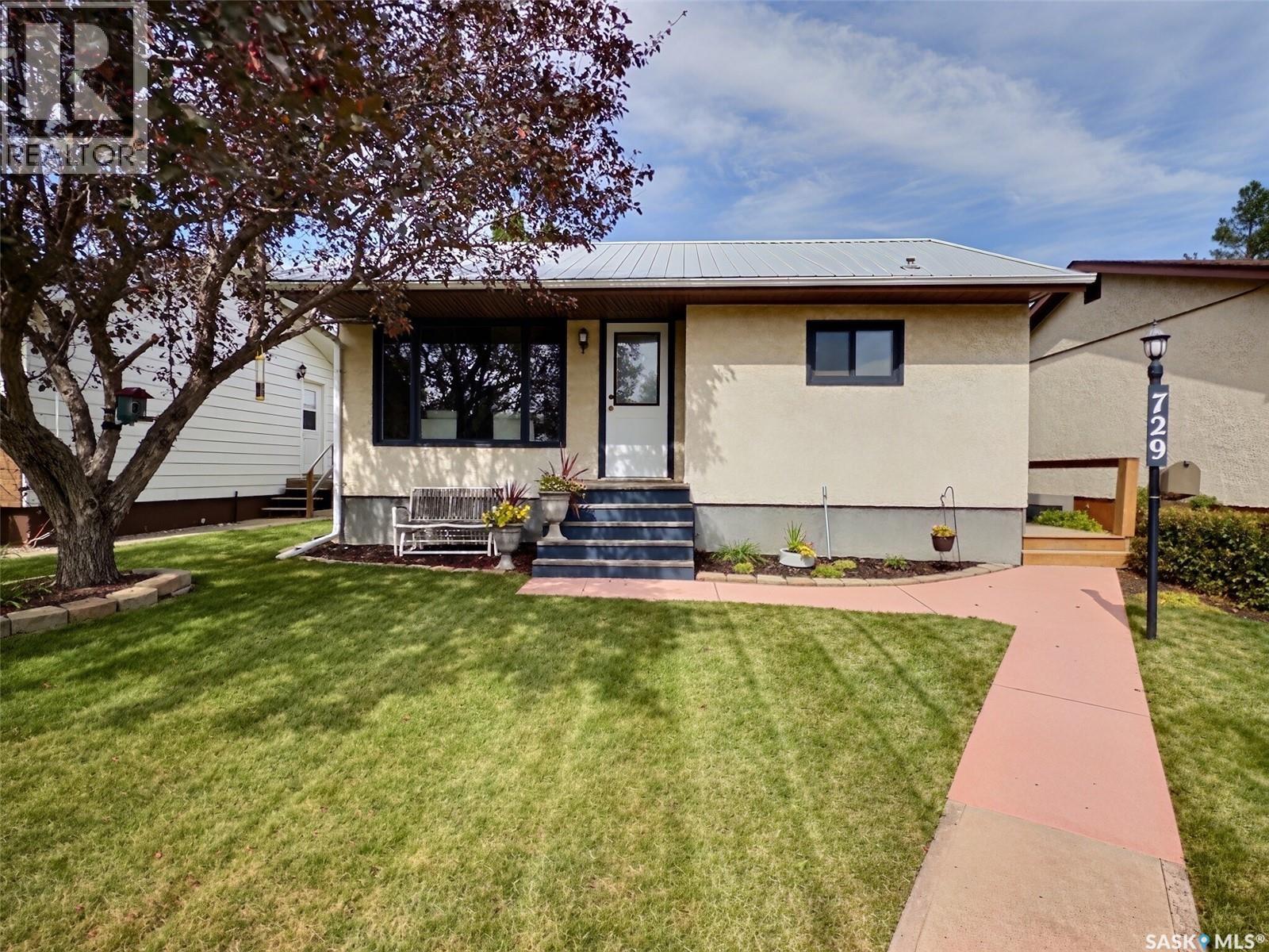 729 Isabelle Street, Estevan, Saskatchewan  S4A 1P8 - Photo 1 - SK047522