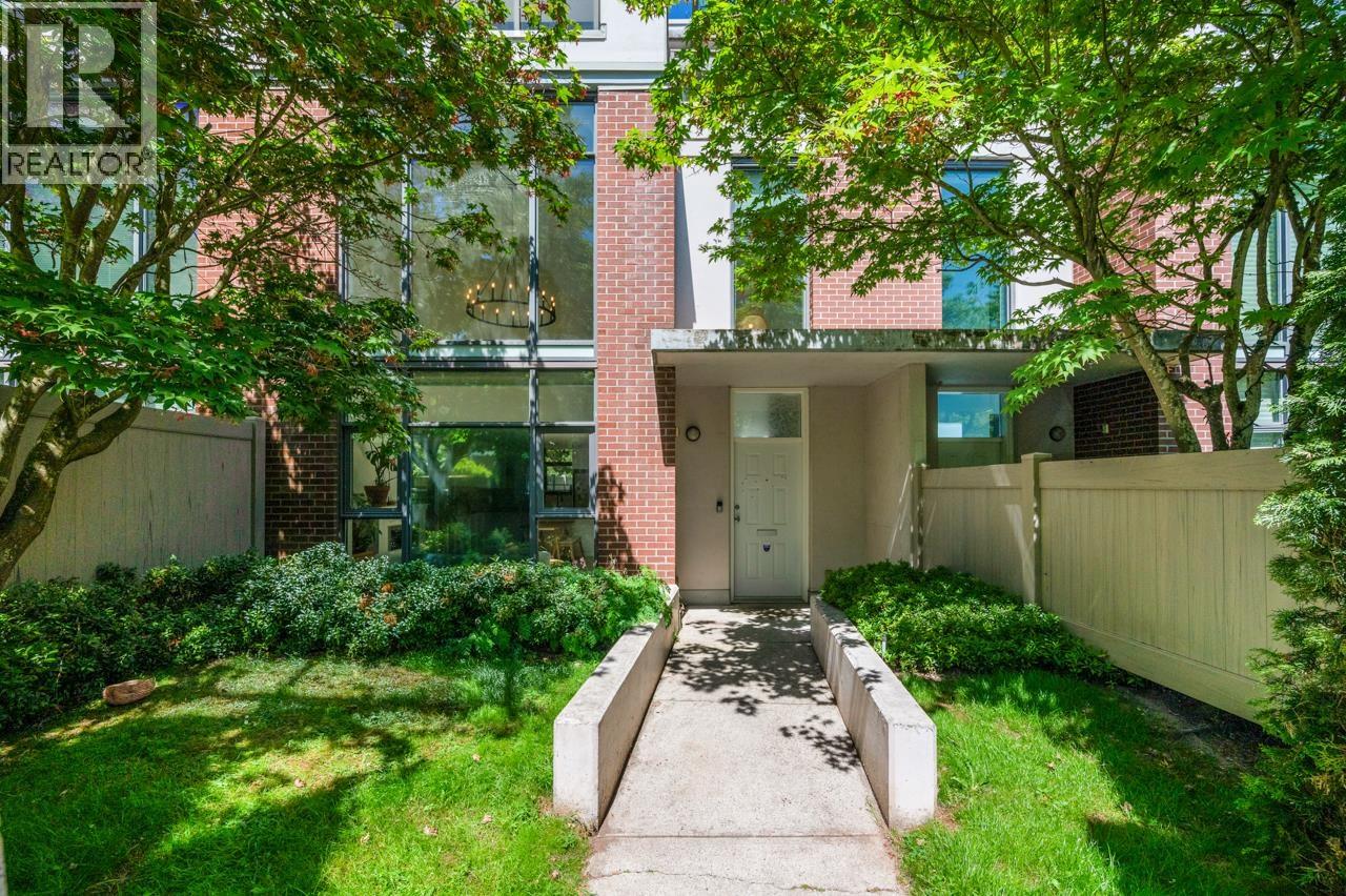 7021 17th Avenue, Burnaby, British Columbia  V3N 1K6 - Photo 2 - R3161224