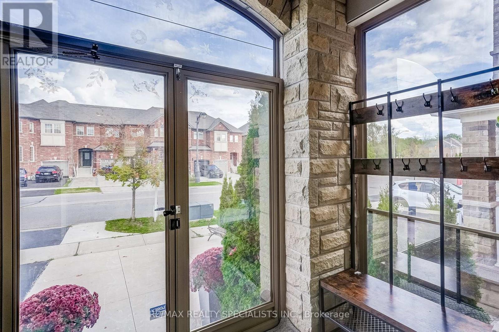 18 Rogers Trail, Bradford West Gwillimbury (Bradford), Ontario  L3Z 0G4 - Photo 2 - N13745378