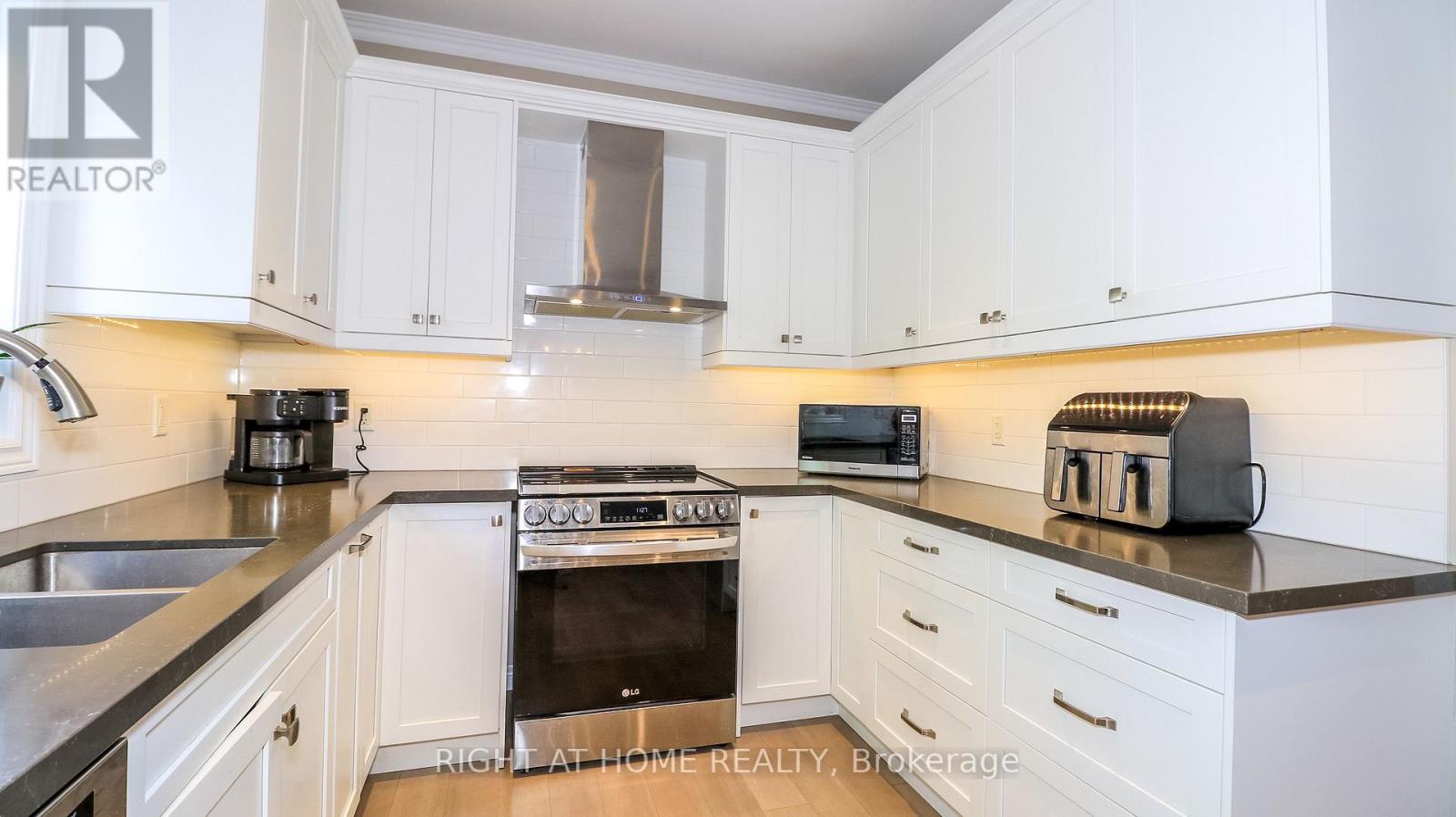 26 Stapleton Place, Barrie (Ardagh), Ontario  L4N 5Z3 - Photo 10 - S13745286