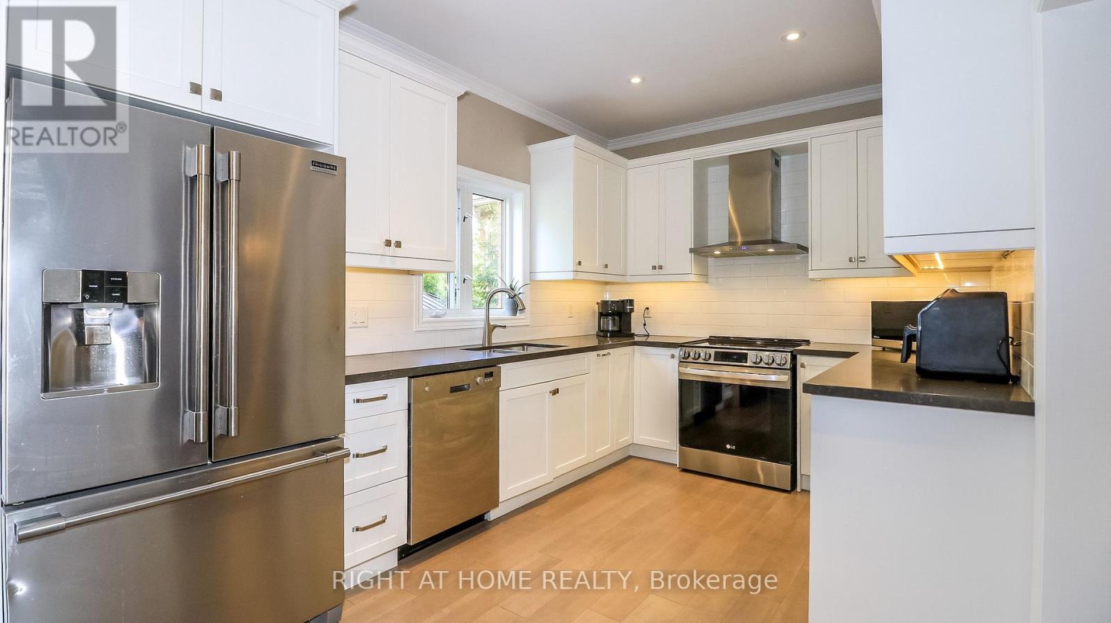 26 Stapleton Place, Barrie (Ardagh), Ontario  L4N 5Z3 - Photo 9 - S13745286
