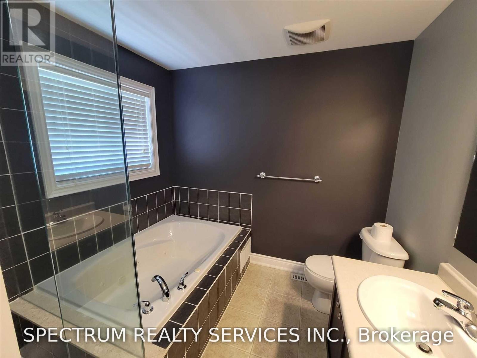 7 Charlemagne Avenue, Barrie (Innis-Shore), Ontario  L4M 0A9 - Photo 7 - S13745444