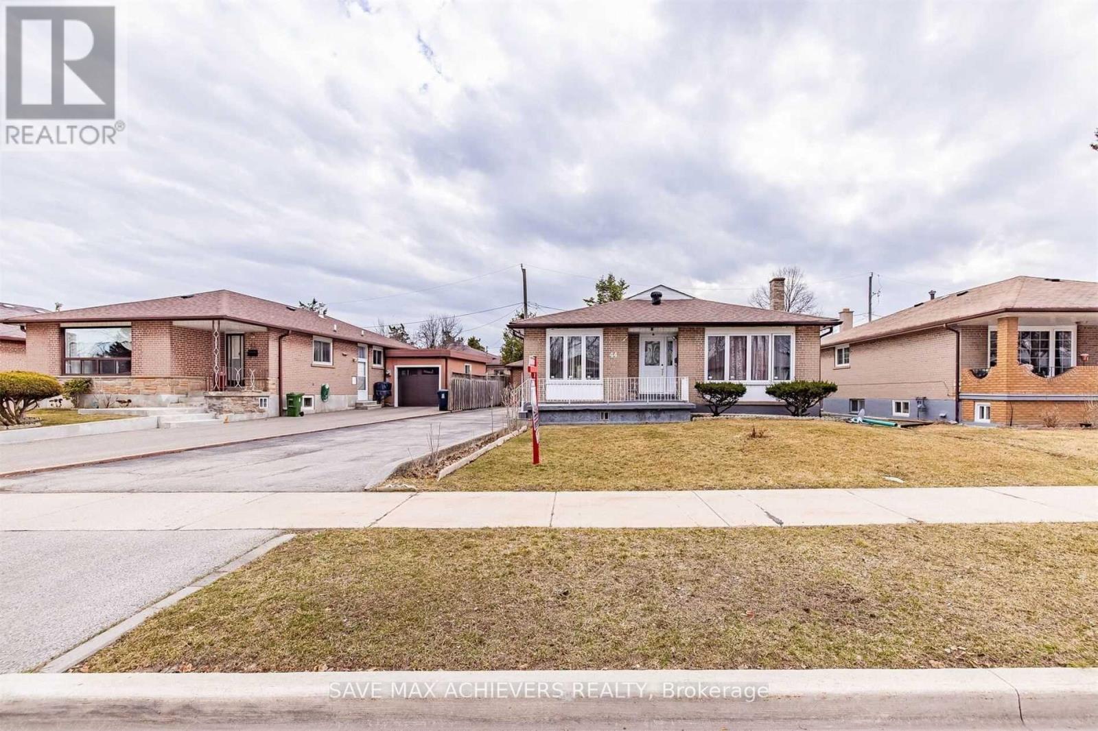 44 STRATHAVON DRIVE, Toronto, Ontario