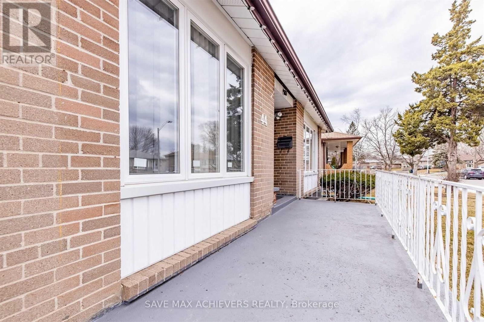 44 Strathavon Drive, Toronto, Ontario  M9V 2H6 - Photo 3 - W13745284