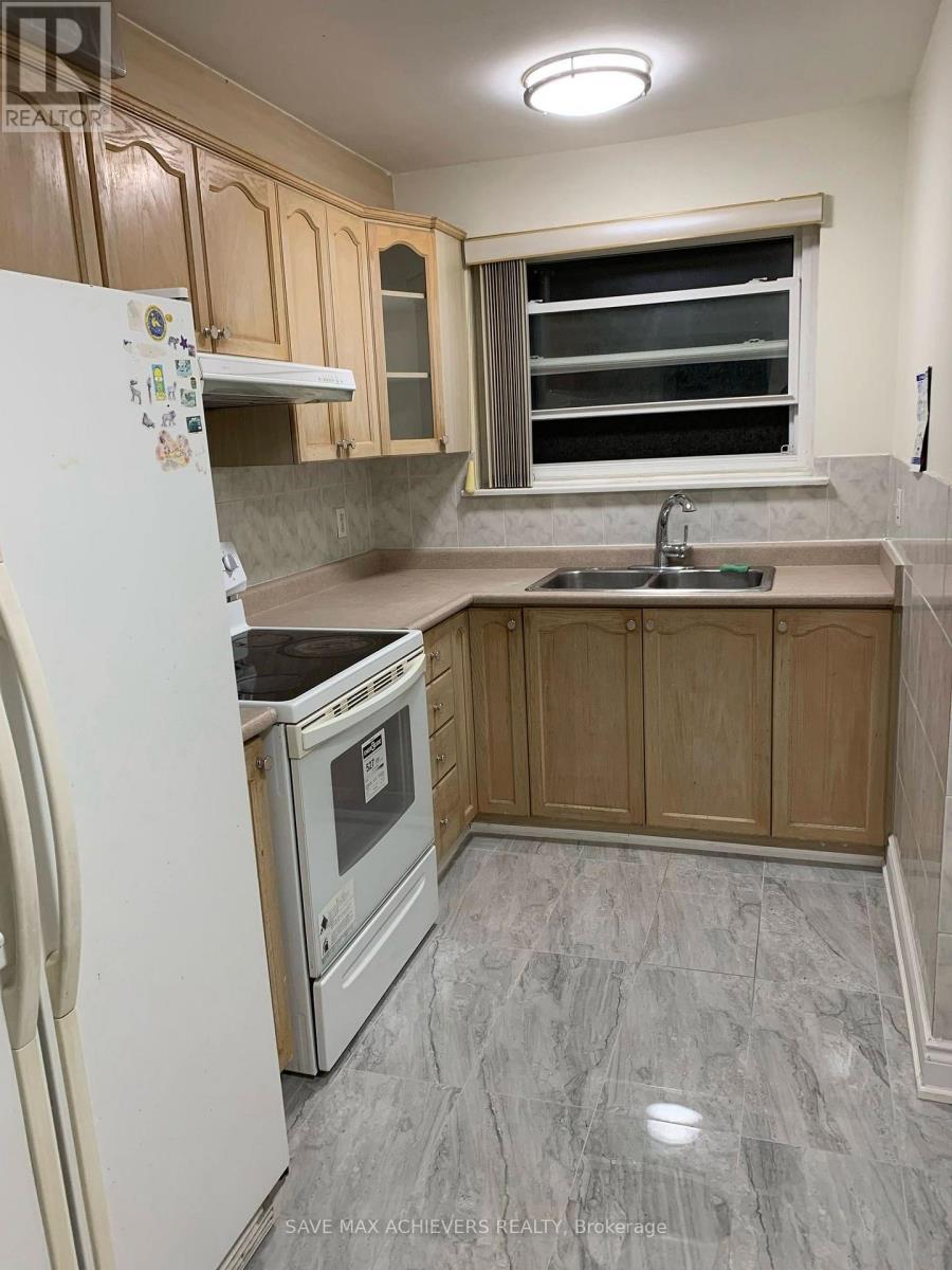 44 Strathavon Drive, Toronto, Ontario  M9V 2H6 - Photo 4 - W13745284