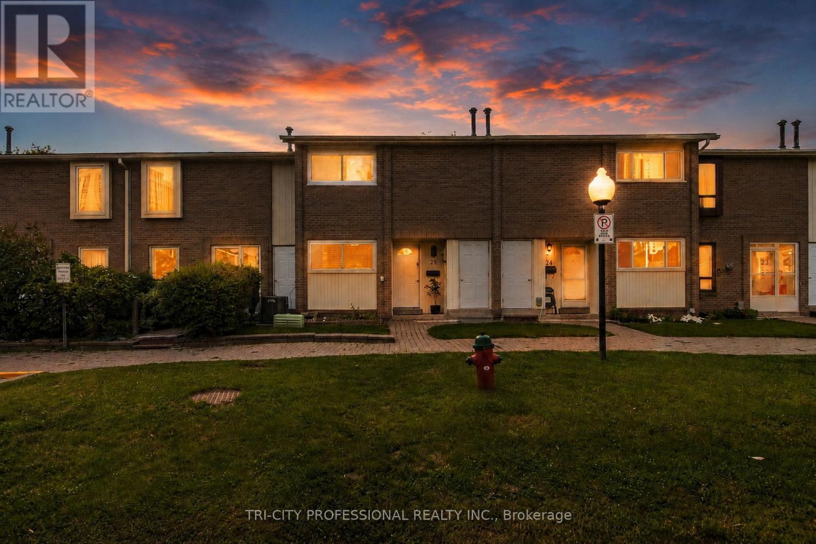 25 Craigleigh Crescent, Brampton, Ontario  L6T 2E3 - Photo 2 - W13745542