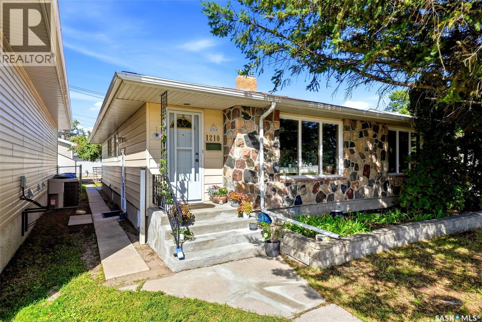 1210-1212 Dewdney Avenue E, Regina, Saskatchewan  S4N 0E3 - Photo 2 - SK047429