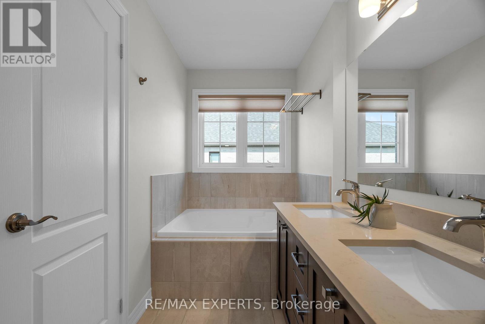 92 Robb Thompson Road, East Gwillimbury (Mt Albert), Ontario  L0G 1M0 - Photo 43 - N13745590