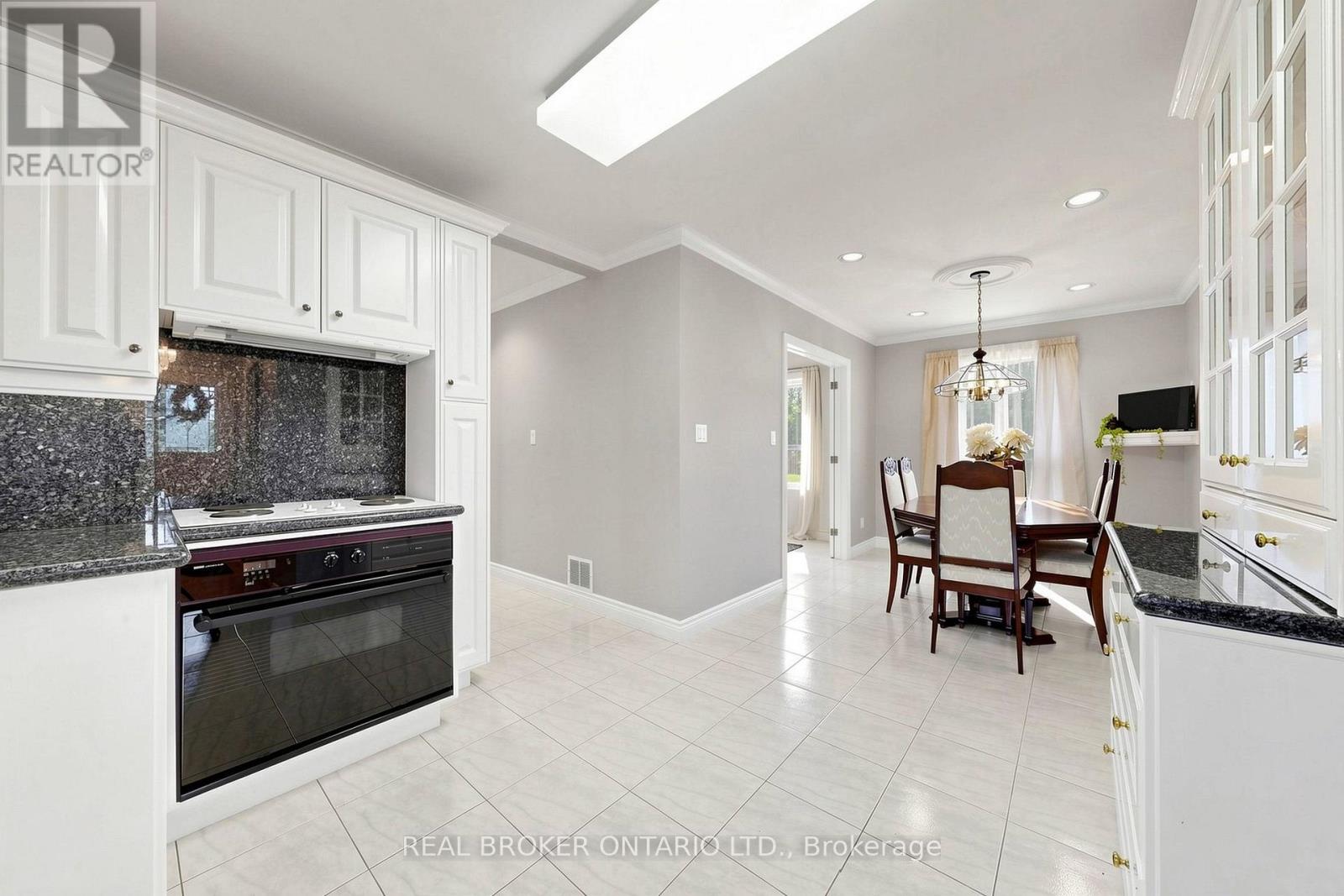 2 Dorking Crescent, Toronto, Ontario  M3M 2B6 - Photo 13 - W13745578