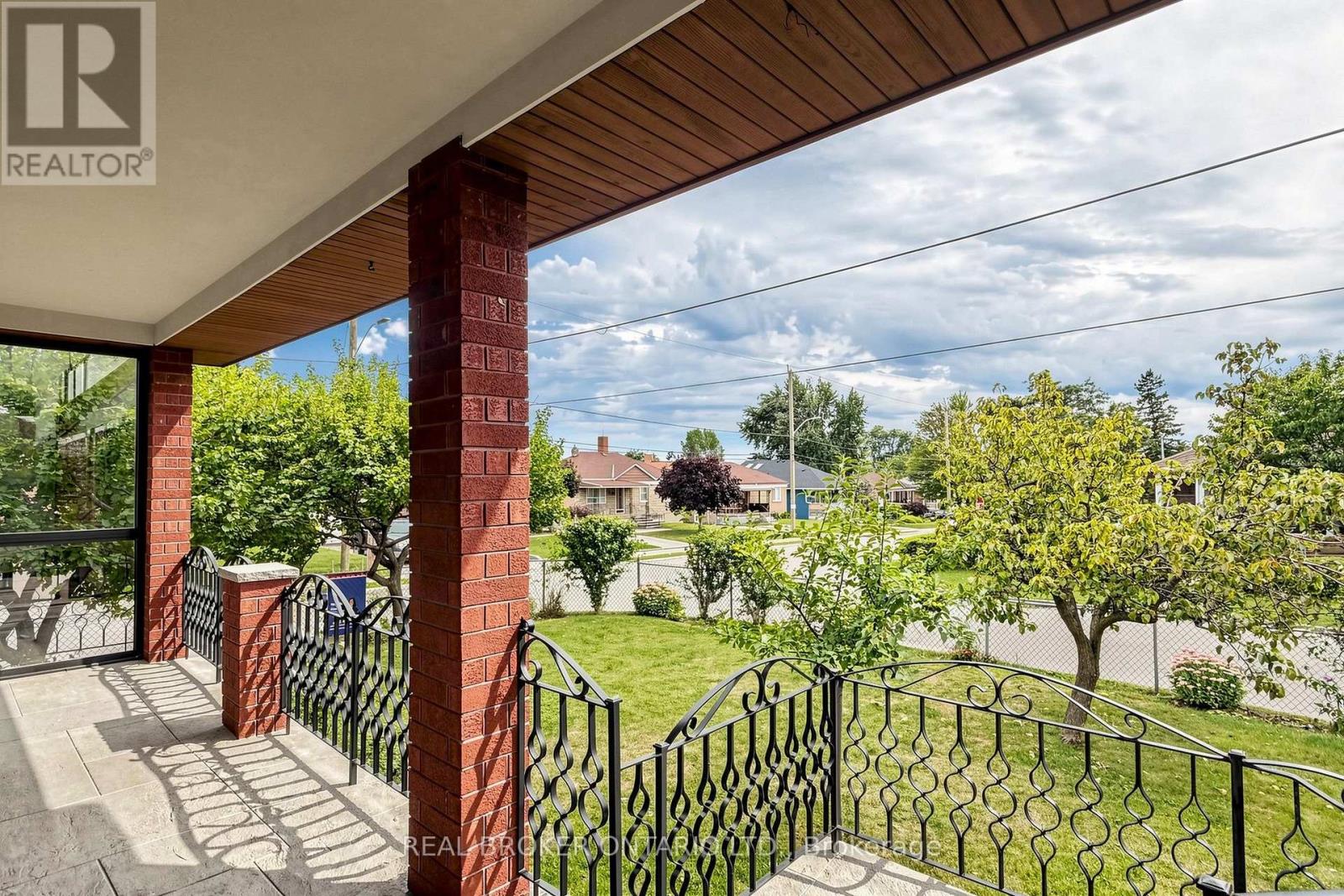 2 Dorking Crescent, Toronto, Ontario  M3M 2B6 - Photo 6 - W13745578