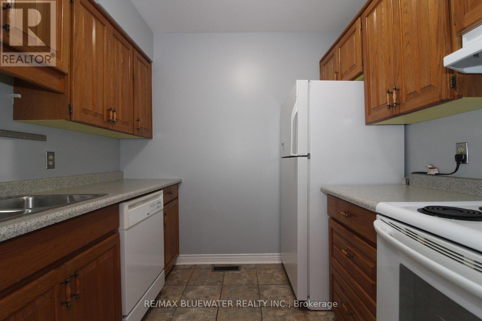 7 - 48 Ontario Street S, Lambton Shores, Ontario  N0M 1T0 - Photo 10 - X13745842