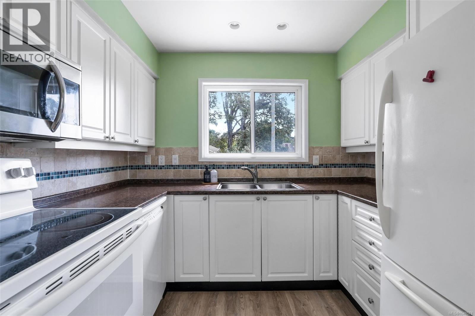 1640 Earlston Ave, Saanich, British Columbia  V8P 2Z5 - Photo 17 - 1048571