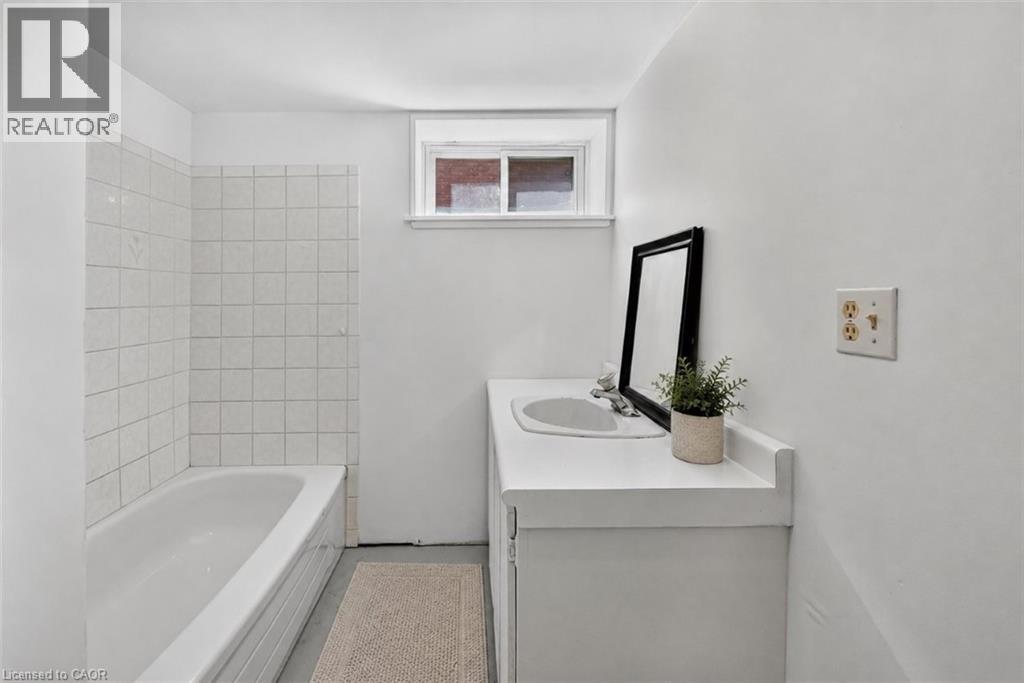 16 Byrne Boulevard, St. Catharines, Ontario  L2T 2H7 - Photo 15 - 40859770