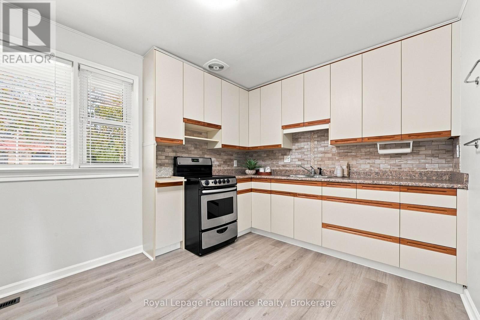 15 Elvins Gardens, Belleville, Ontario  K8P 2T2 - Photo 11 - X13745758