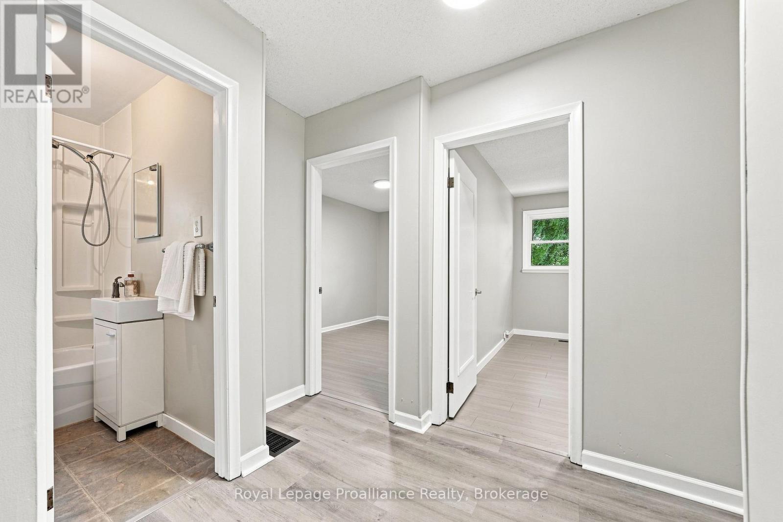 15 Elvins Gardens, Belleville, Ontario  K8P 2T2 - Photo 3 - X13745758