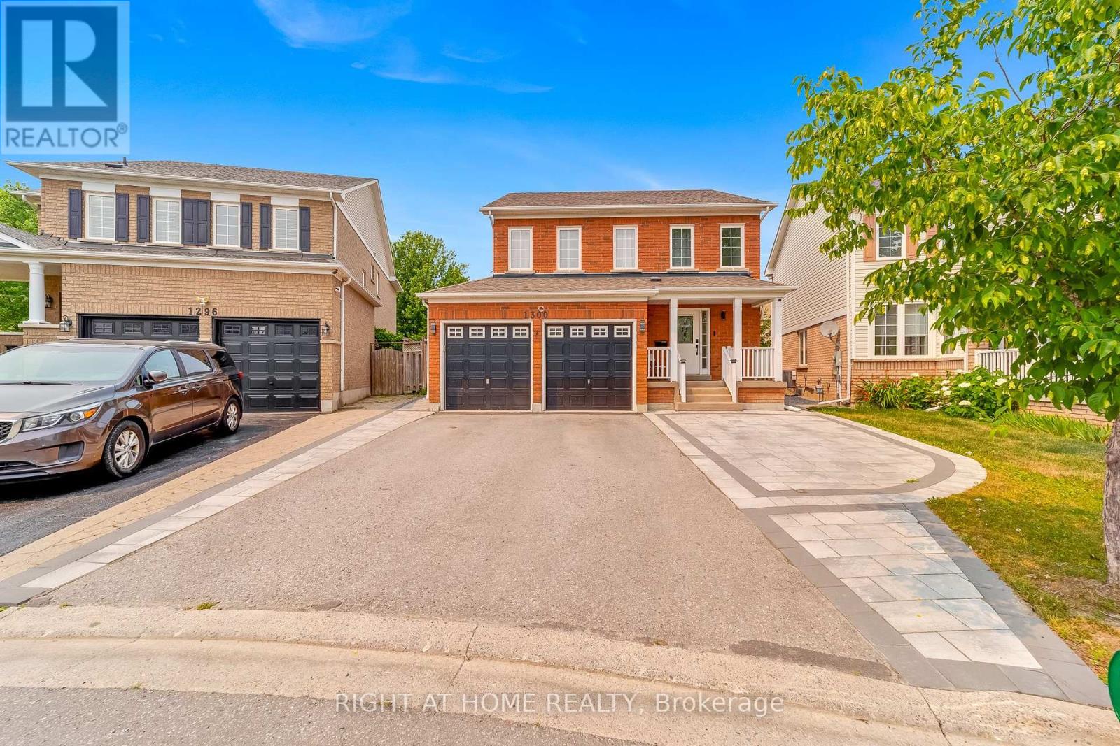 1300 RAVENCLIFFE COURT, Oshawa, Ontario