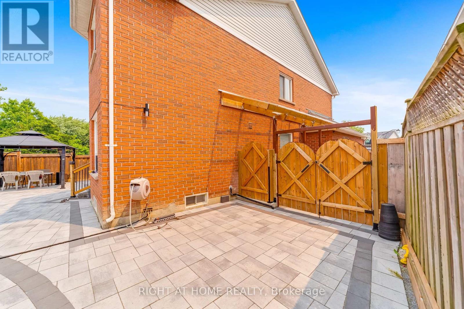 1300 Ravencliffe Court, Oshawa, Ontario  L1K 2Y3 - Photo 11 - E13745854