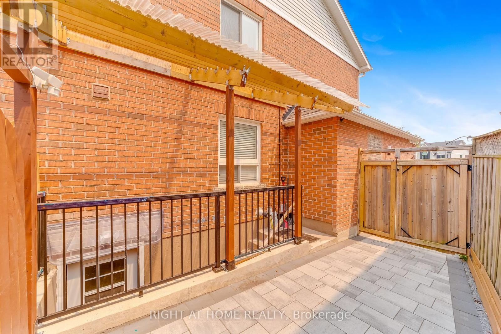 1300 Ravencliffe Court, Oshawa, Ontario  L1K 2Y3 - Photo 12 - E13745854