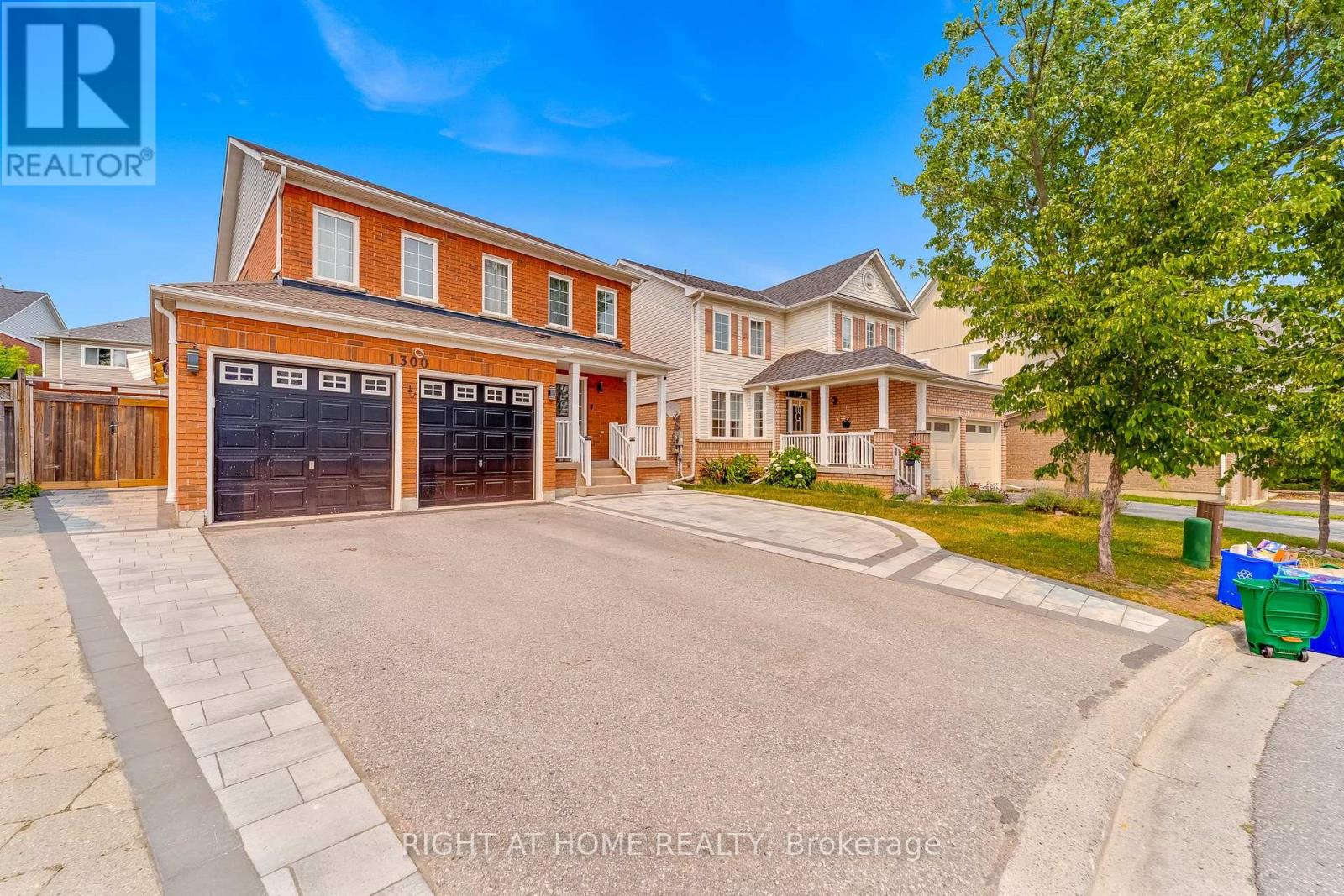 1300 Ravencliffe Court, Oshawa, Ontario  L1K 2Y3 - Photo 2 - E13745854