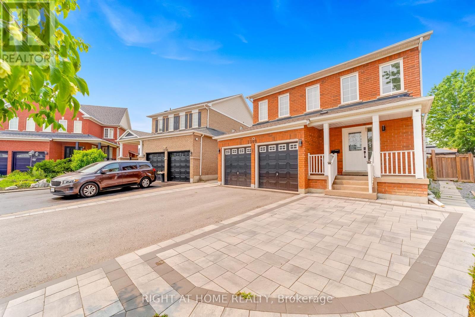 1300 Ravencliffe Court, Oshawa, Ontario  L1K 2Y3 - Photo 3 - E13745854