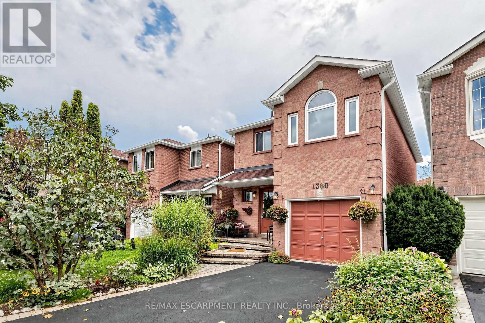 1380 Hazel Mccleary Drive, Oakville, Ontario  L6J 7B1 - Photo 2 - W13745802