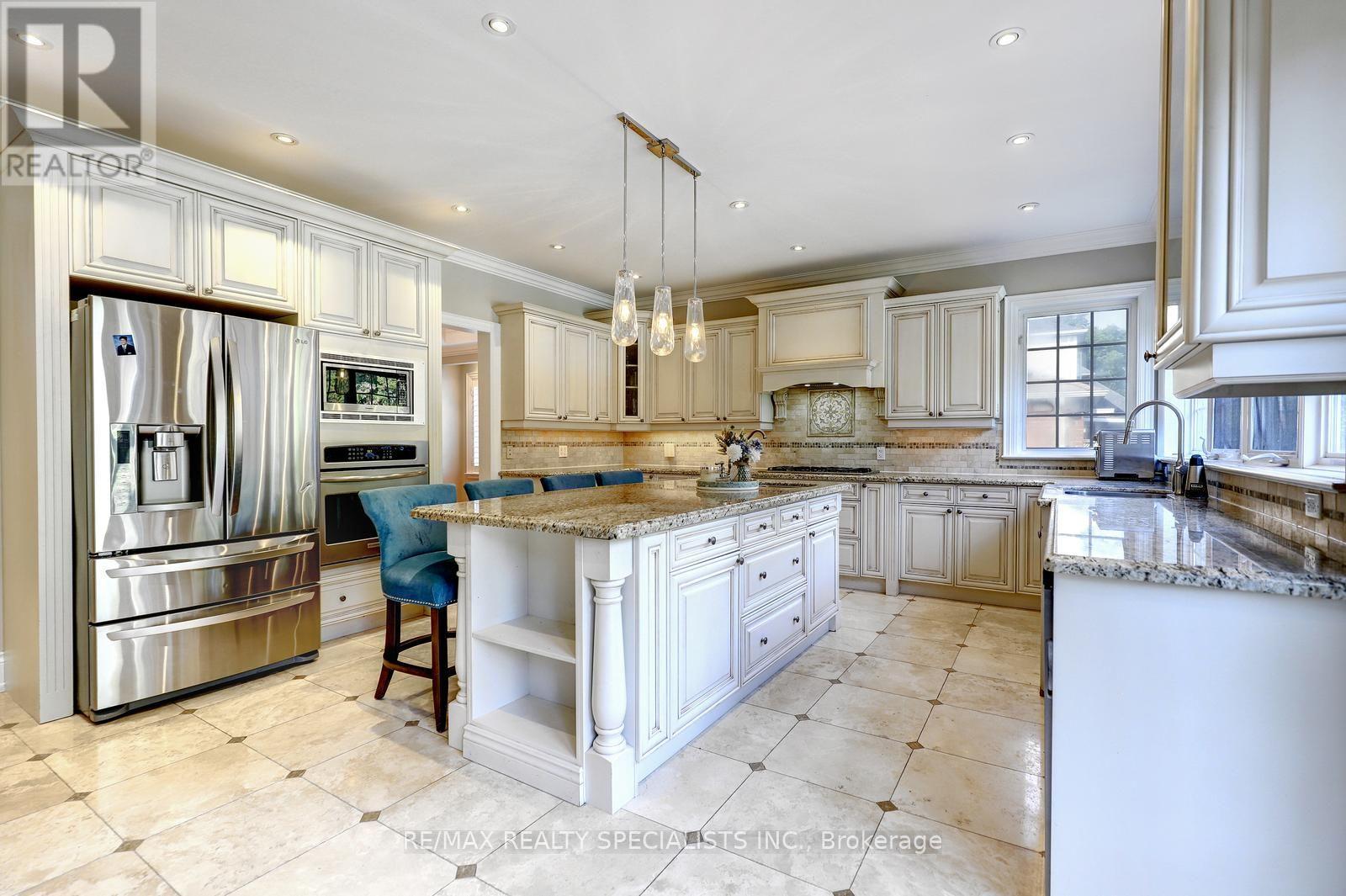 7 Fairlin Drive, Toronto, Ontario  M9B 4J1 - Photo 12 - W13745918