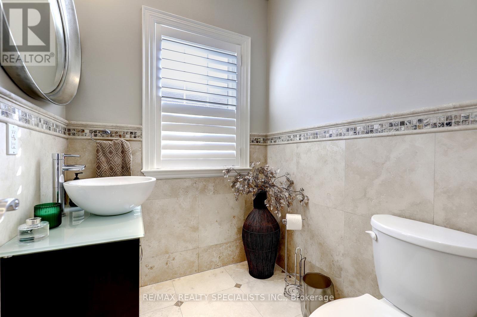 7 Fairlin Drive, Toronto, Ontario  M9B 4J1 - Photo 19 - W13745918