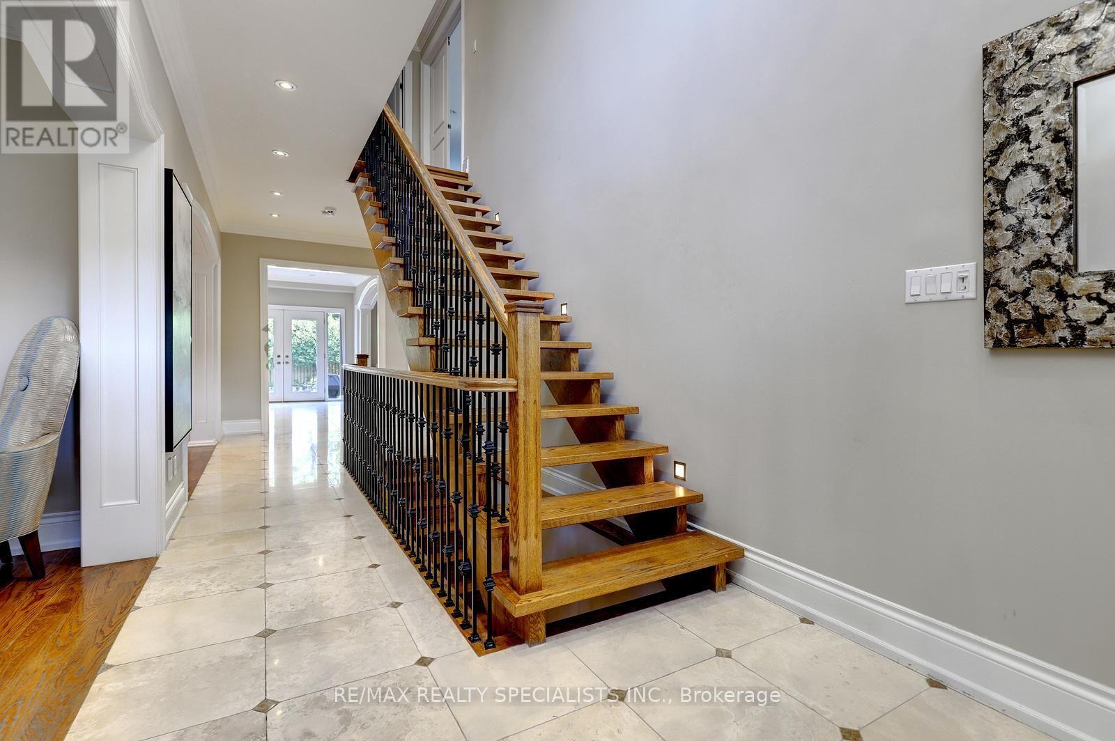 7 Fairlin Drive, Toronto, Ontario  M9B 4J1 - Photo 4 - W13745918