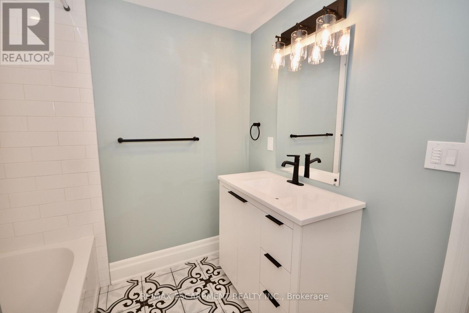 Lower - 17 Inverness Avenue W, Hamilton, Ontario  L9C 1A1 - Photo 12 - X13745972