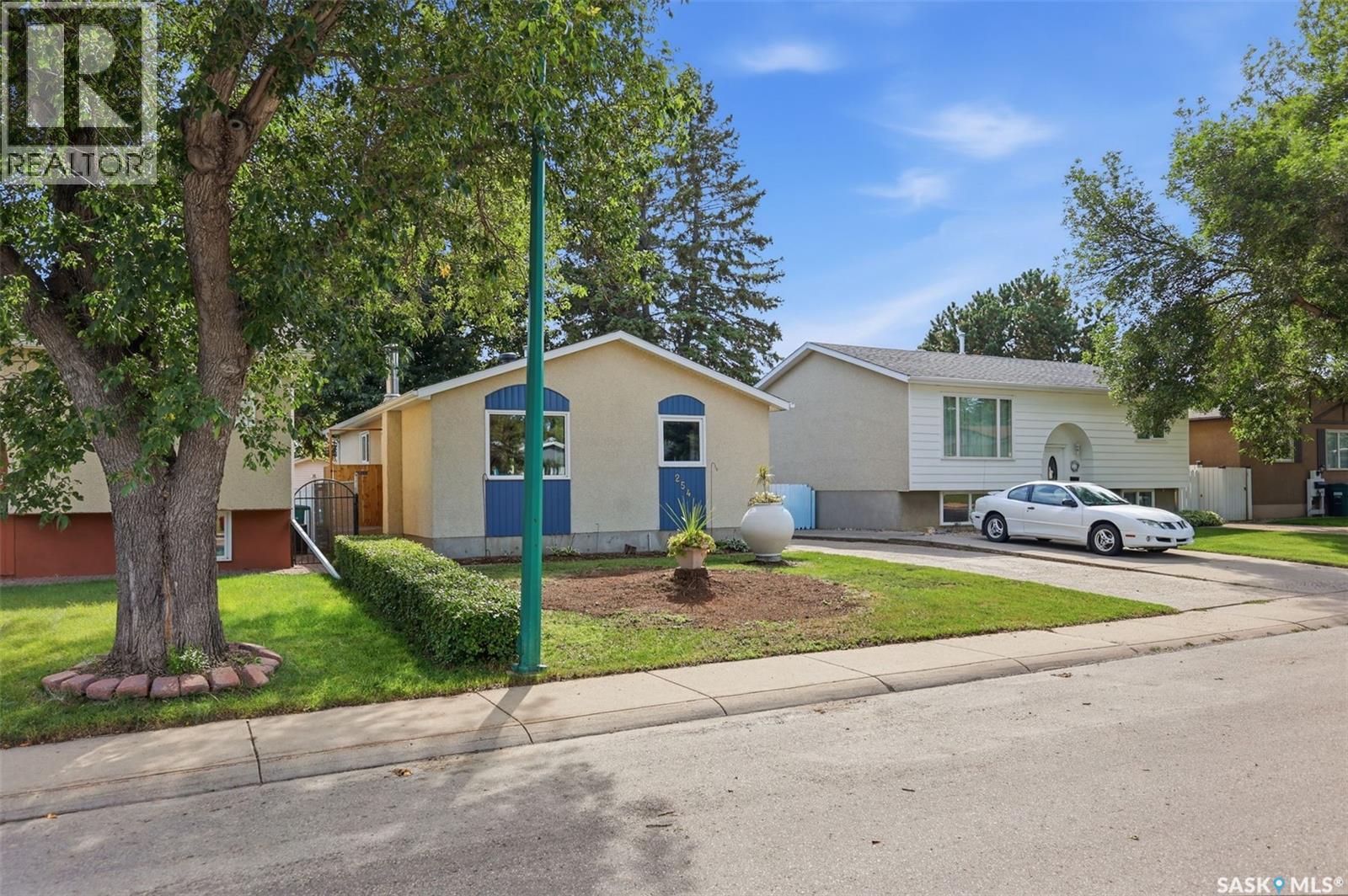254 Mcmaster Crescent, Saskatoon, Saskatchewan  S7H 4E3 - Photo 3 - SK047539