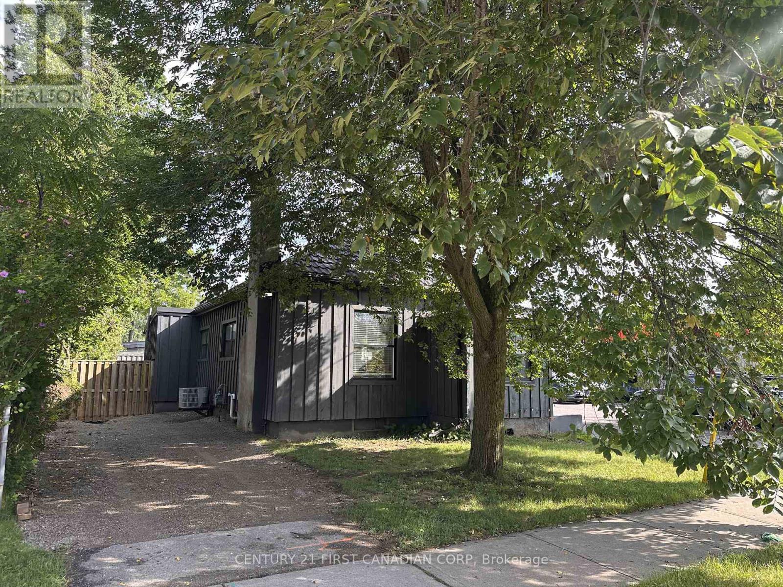 4 Elmwood Place, London South, Ontario  N6J 1J2 - Photo 2 - X13746206