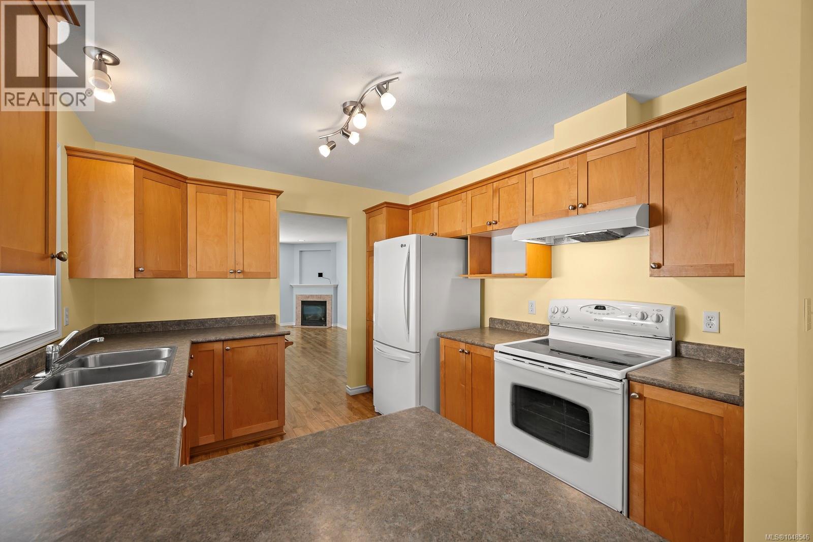27 1755 Willemar Ave, Courtenay, British Columbia  V9N 3M5 - Photo 39 - 1048546
