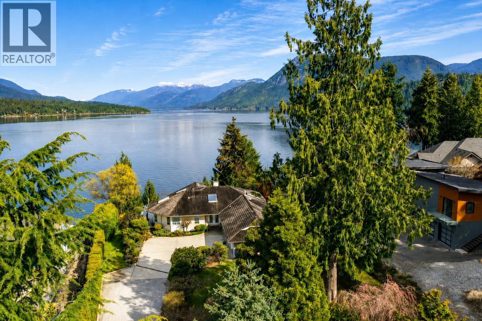 6484 N Gale Avenue, Sechelt, British Columbia  V7Z 0L1 - Photo 2 - R3097899
