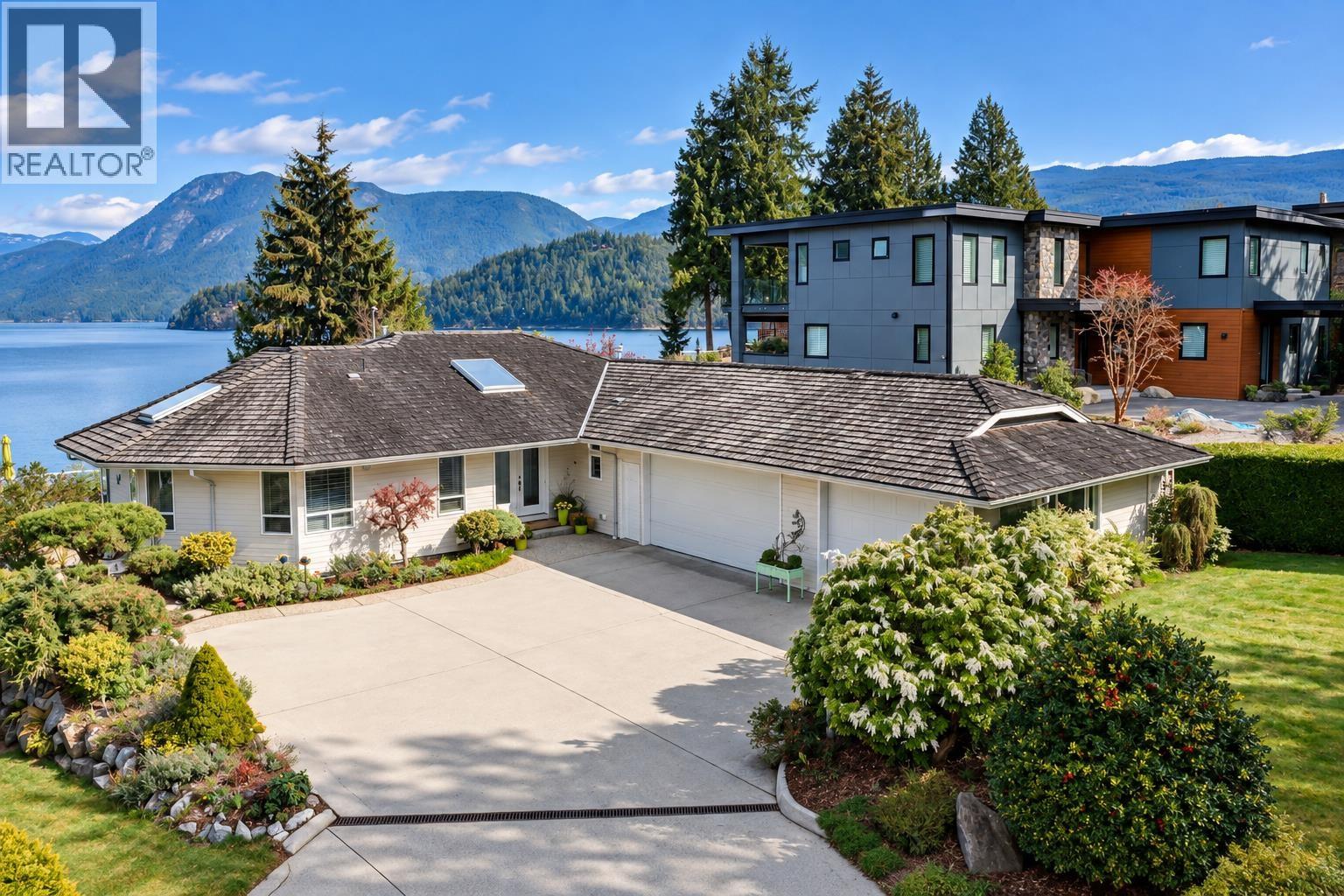 6484 N GALE AVENUE, Sechelt, British Columbia
