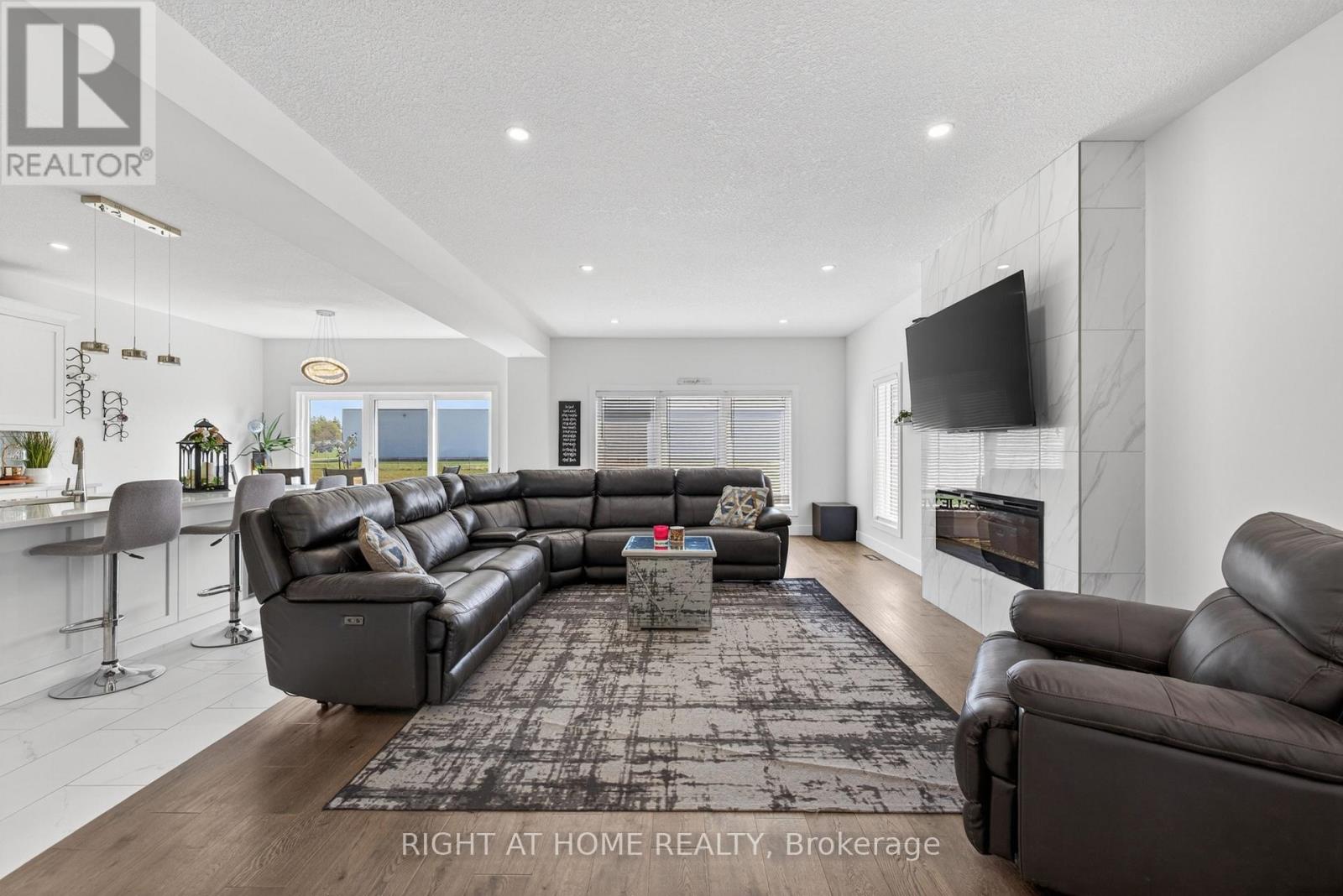 216 Greene Street, South Huron, Ontario  N0M 1S3 - Photo 2 - X13746442