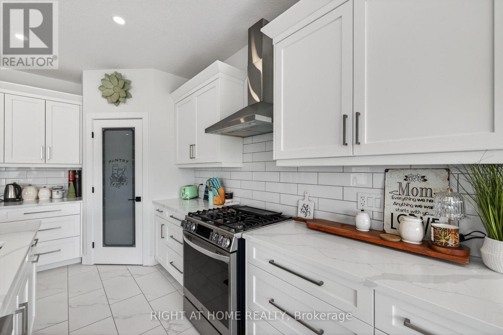 216 Greene Street, South Huron, Ontario  N0M 1S3 - Photo 7 - X13746442