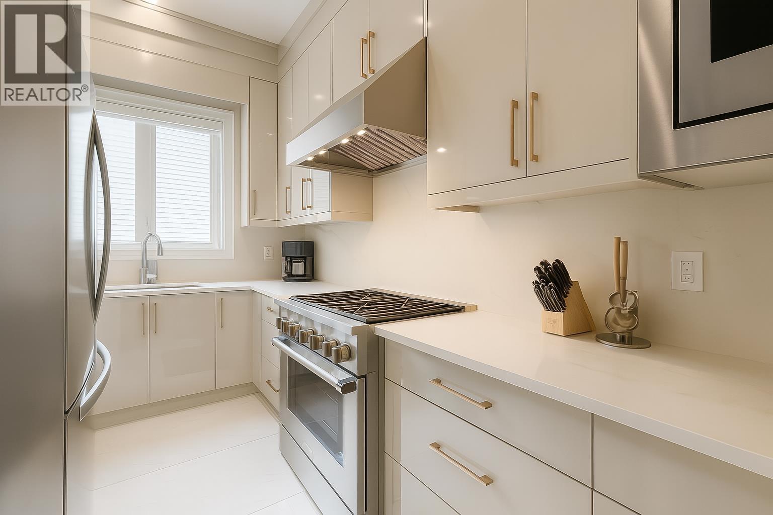 5302 Springdale Court, Burnaby, British Columbia  V5B 2B4 - Photo 8 - R3161630