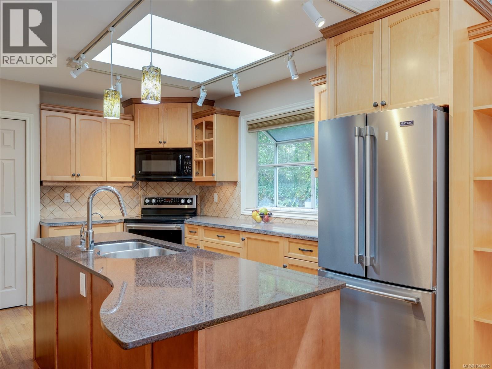 1 928 Bearwood Lane, Saanich, British Columbia  V8P 5A5 - Photo 4 - 1046902