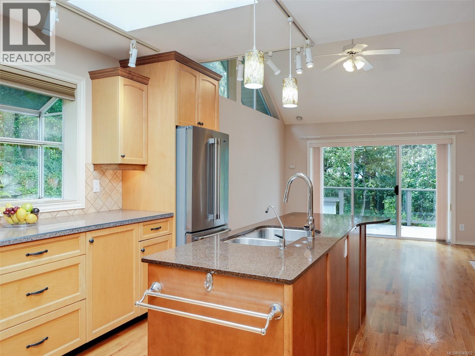 1 928 Bearwood Lane, Saanich, British Columbia  V8P 5A5 - Photo 8 - 1046902