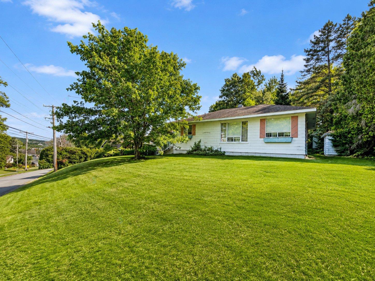 1602 Rue St-Alphonse N. Thetford Mines Quebec Canada G6G6G6 3