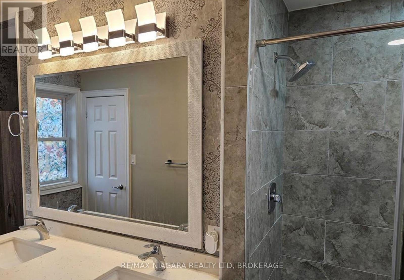 Upper - 1010 Foss Road, Pelham, Ontario  L0S 1C0 - Photo 3 - X13746586