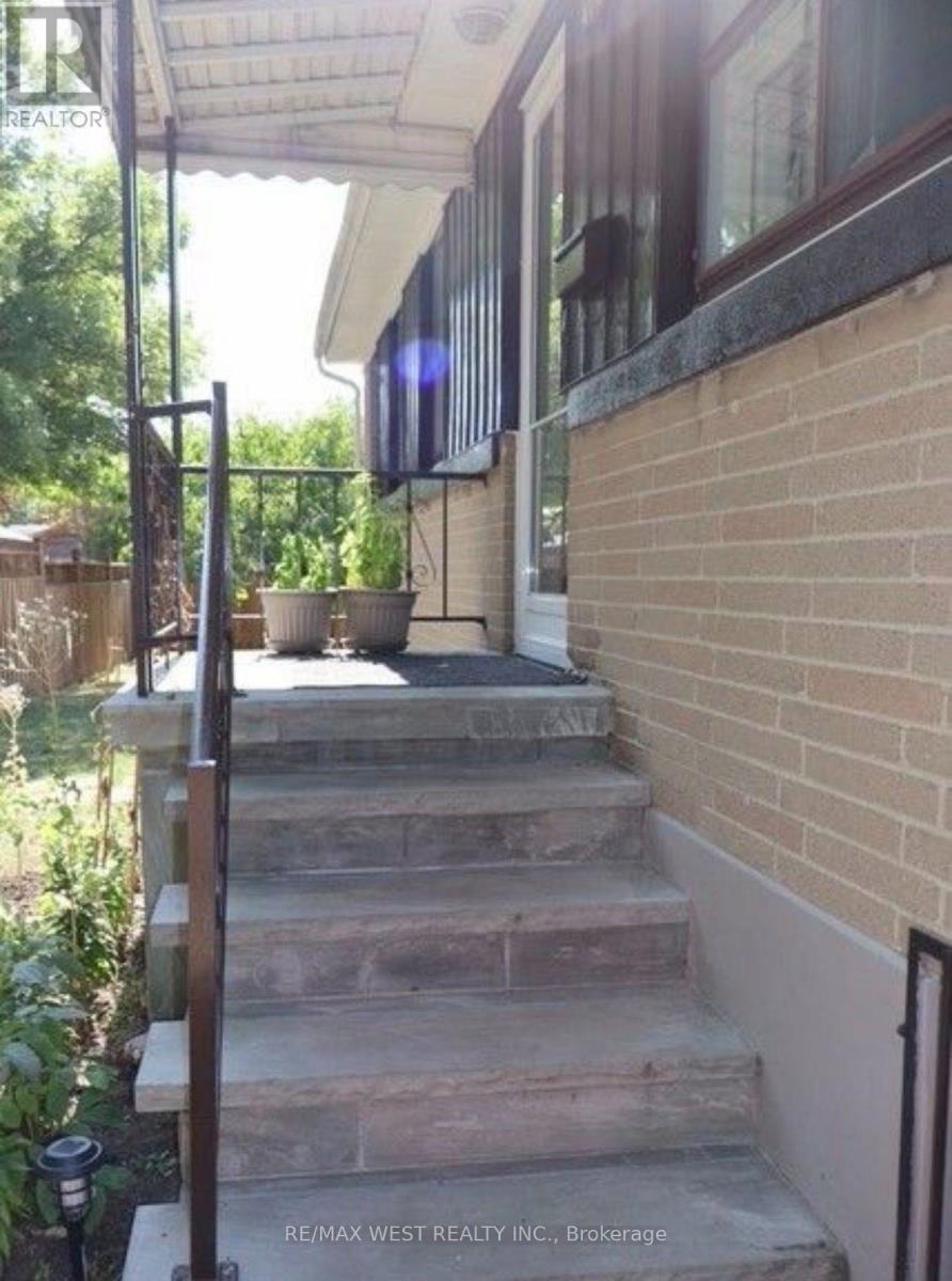 408 Drewry Avenue, Toronto, Ontario M2R 2K5 - Photo 2 - C13746614