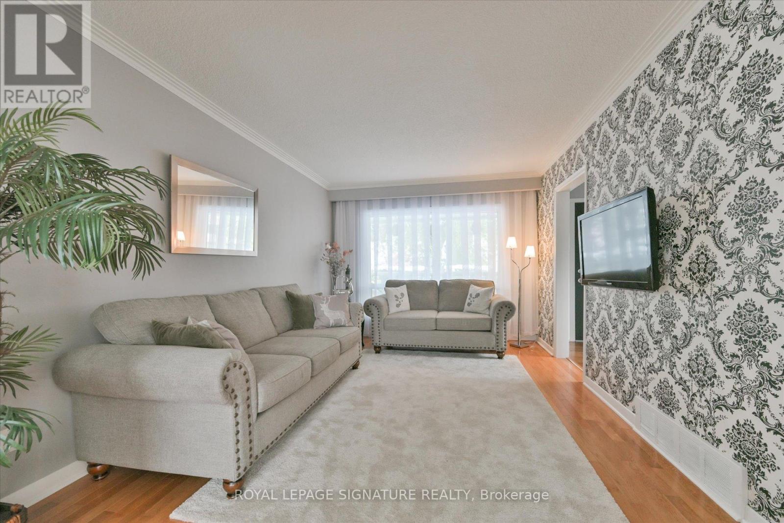 362 Silverthorn Avenue, Toronto, Ontario  M6M 3G8 - Photo 7 - W13746602