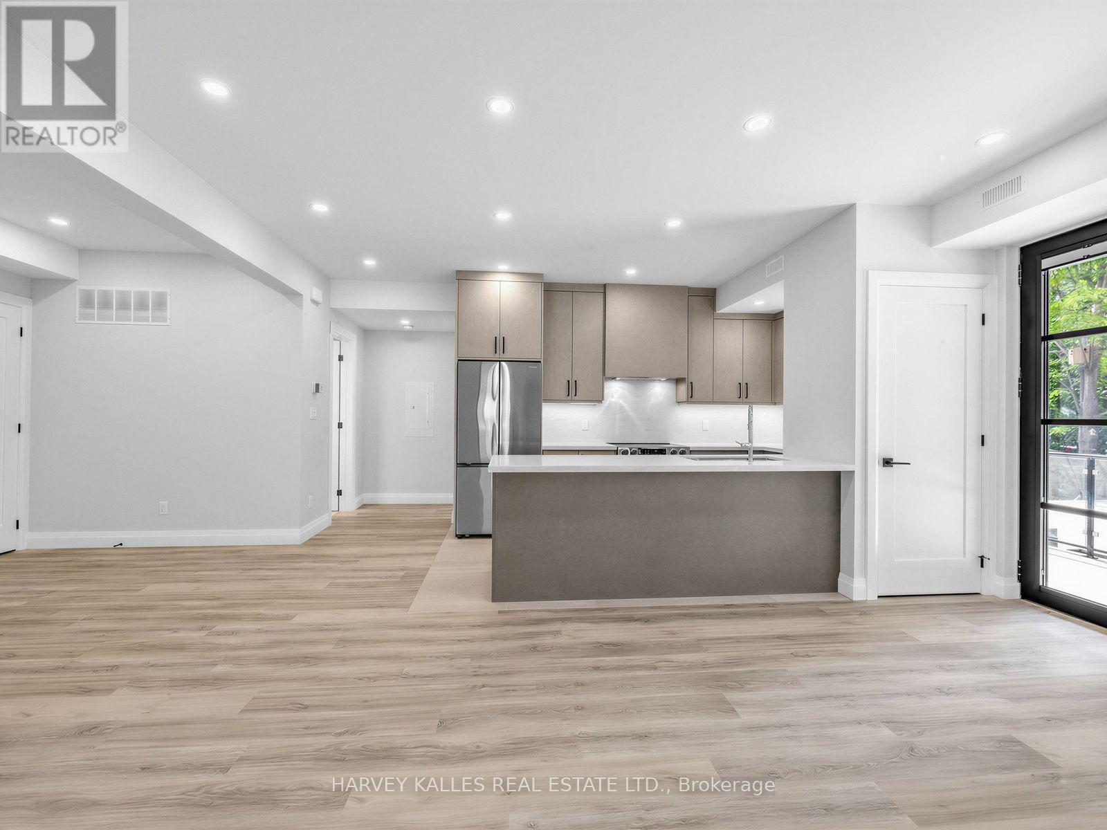 2 - 102 Shaver Avenue N, Toronto, Ontario M9B 4N7 - Photo 4 - W13746644