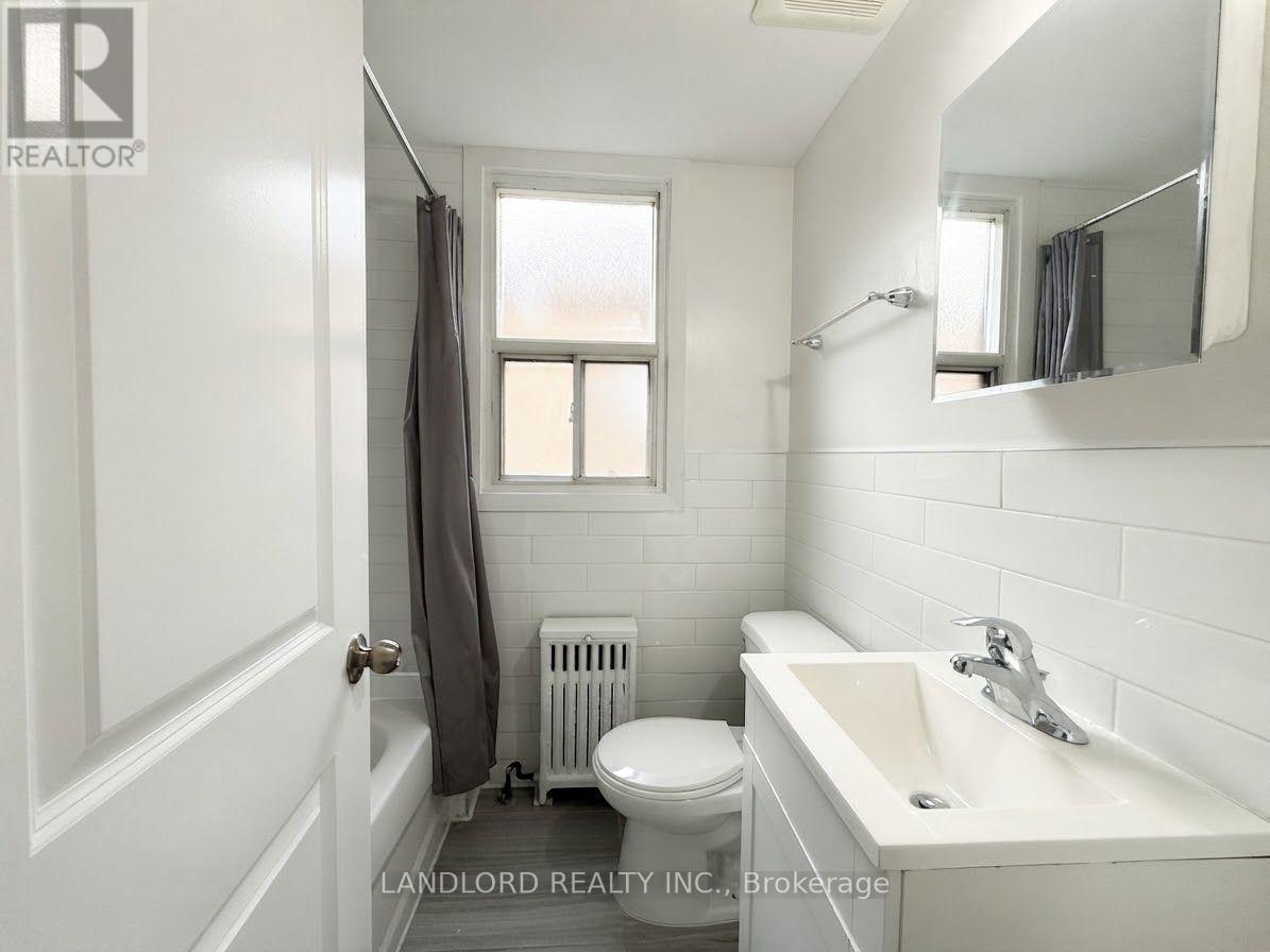 Main - 46 Montcalm Avenue, Toronto, Ontario  M6E 4N7 - Photo 14 - W13746692