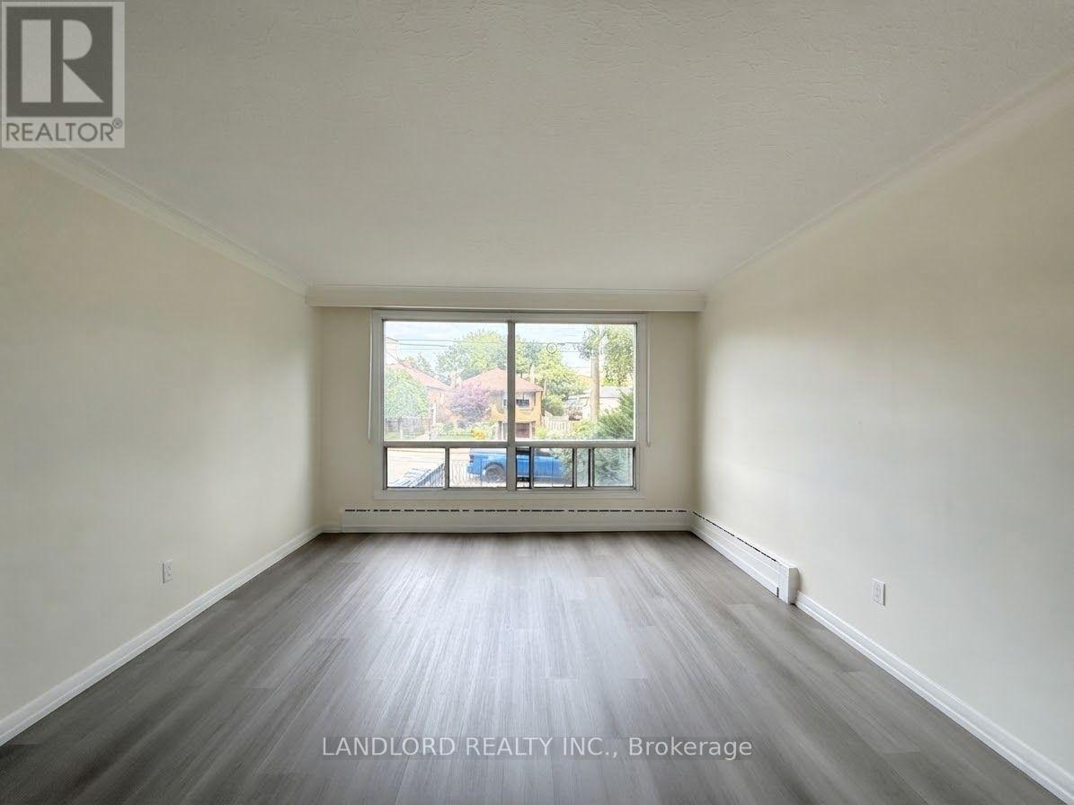 Main - 46 Montcalm Avenue, Toronto, Ontario  M6E 4N7 - Photo 4 - W13746692