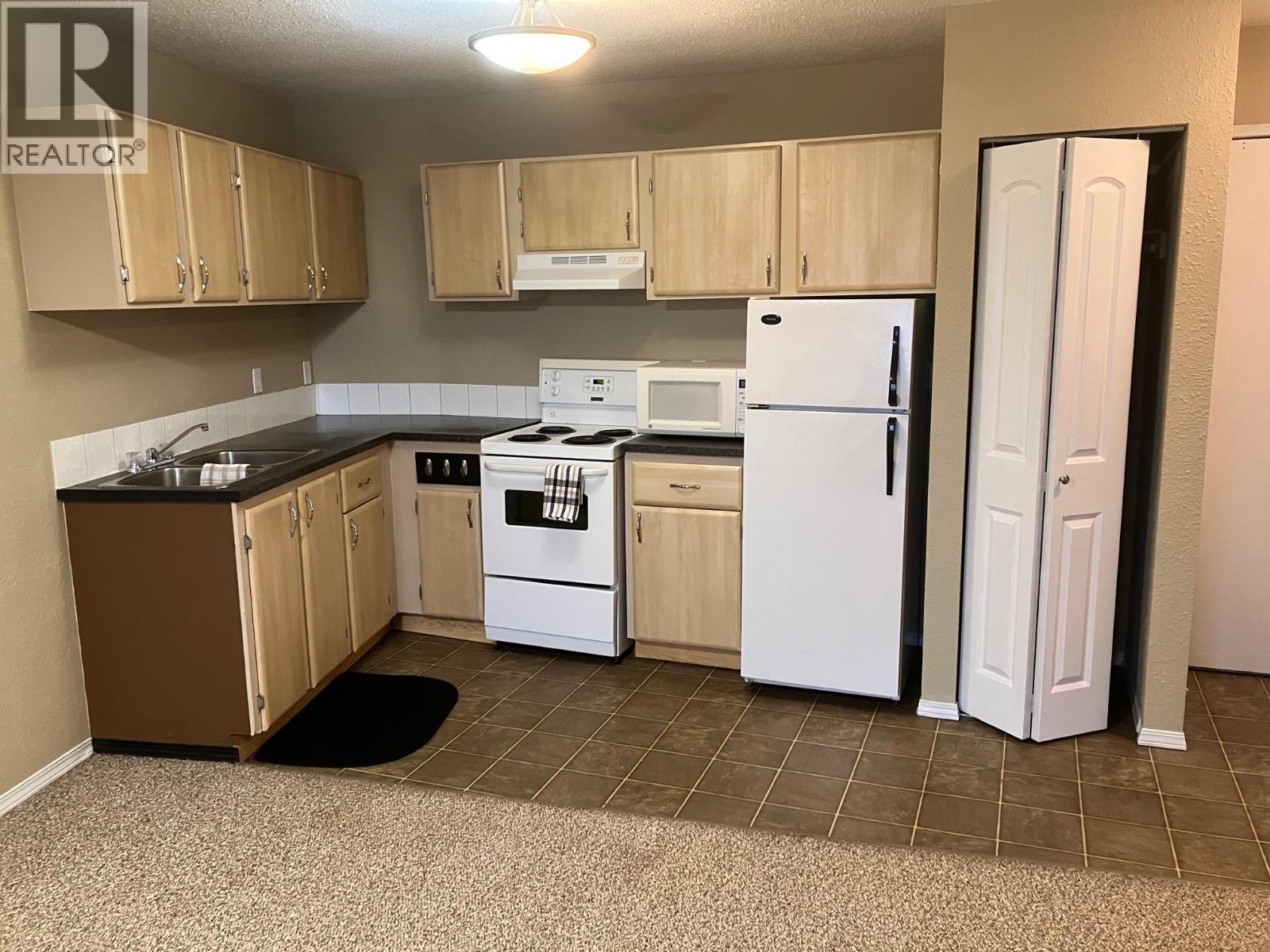 555 Dalgleish Drive Unit# 401, Kamloops, British Columbia V2C 6C7 - Photo 3 - 10399876